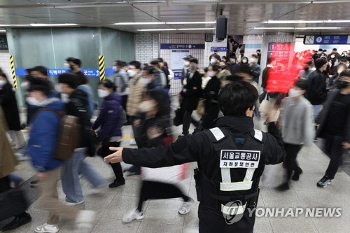 무궁화호 탈선사고로 1호선 열차운행이 중지되거나 운행구간이 변경된 7일 서울 경의중앙선 서울역이 출근하는 시민들로 붐비고 있다.  연합뉴스